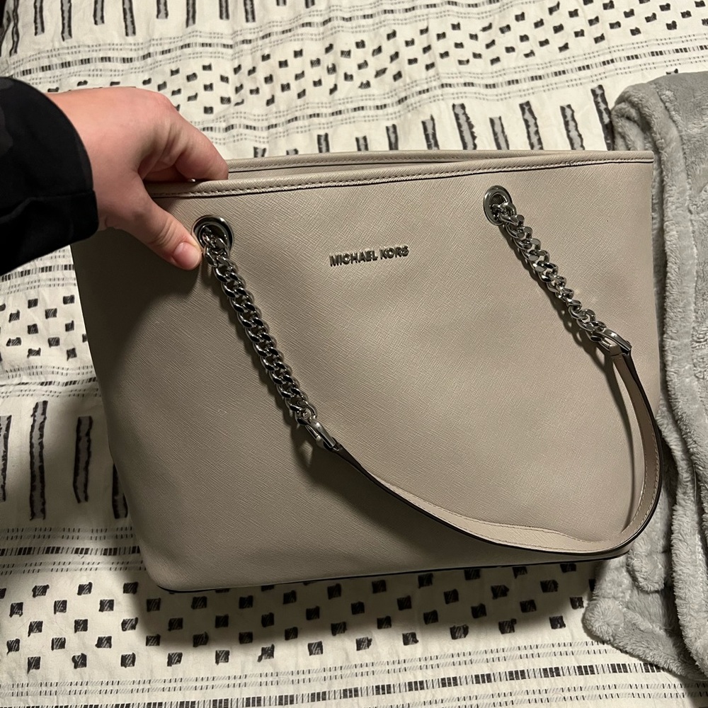 Michael Kors Tote. - Picture 1 of 3